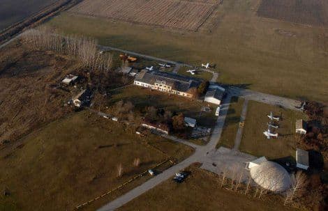 Padobranac preminuo poslije skoka na aerodromu Lisičji Jarak Padobranac preminuo poslije skoka na aerodromu Lisičji Jarak