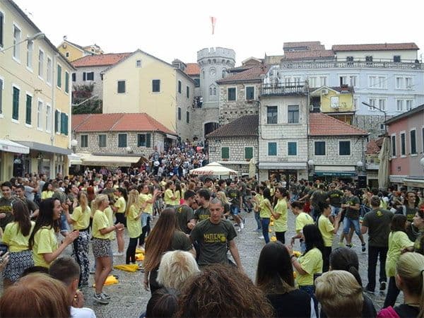Herceg Novi: Maturanti plesali uprkos kiši Herceg Novi: Maturanti plesali uprkos kiši