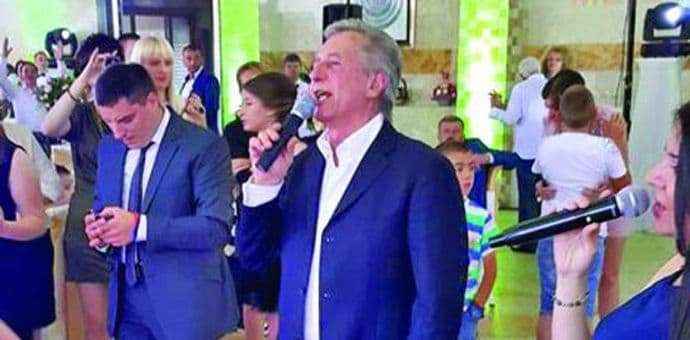 Miroslav Ilić pjevao na svadbi Pekovićeve sestre: Častili su me i šakom i kapom Miroslav Ilić pjevao na svadbi Pekovićeve sestre: Častili su me i šakom i kapom