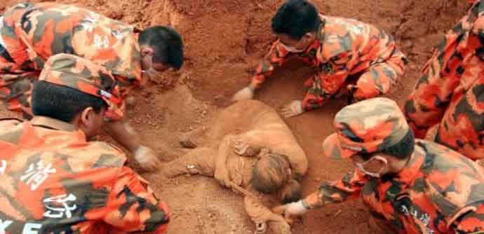 Najmanje 57 poginulih u poplavama u Kini  Najmanje 57 poginulih u poplavama u Kini