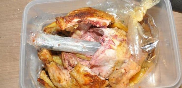 Carinici pronašli pištolj sakriven u pečenom piletu Carinici pronašli pištolj sakriven u pečenom piletu