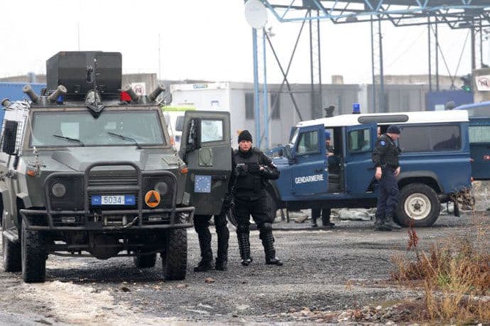 Kosovo: Pucano na Euleks, oštećena dva oklopna vozila Kosovo: Pucano na Euleks, oštećena dva oklopna vozila