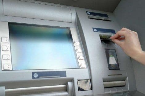 Laserima otvorili bankomat i pobjegli sa plijenom Laserima otvorili bankomat i pobjegli sa plijenom