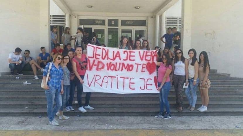 Đaci neće u školu dok se Dabanović ne vrati, direktor obećao da će povući otkaz Đaci neće u školu dok se Dabanović ne vrati, direktor obećao da će povući otkaz