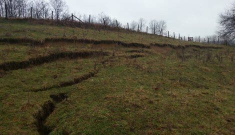 Brdo se obrušilo na auto, troje povrijeđenih kod Priboja Brdo se obrušilo na auto, troje povrijeđenih kod Priboja