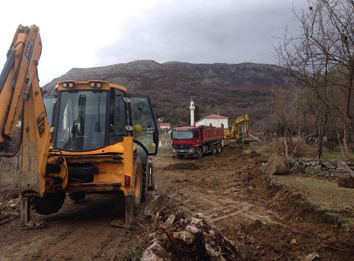 PRIMJER: Sopstvenim snagama proširili put, sad ga asfaltiraju PRIMJER: Sopstvenim snagama proširili put, sad ga asfaltiraju