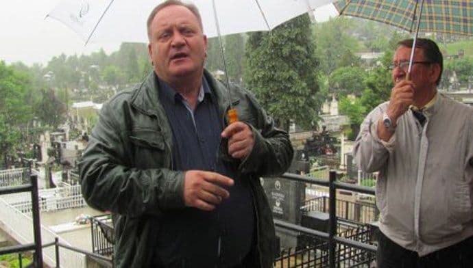 Gradonačelnik Leskovca konferenciju za novinare držao na groblju Gradonačelnik Leskovca konferenciju za novinare držao na groblju