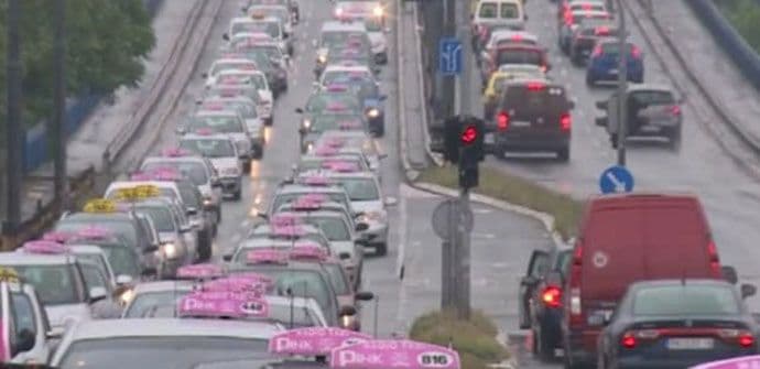 Beogradski taksisti odali počast ubijenom kolegi Beogradski taksisti odali počast ubijenom kolegi