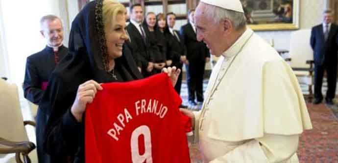 Kolinda Grabar Kitarović poklonila papi dres Hrvatske Kolinda Grabar Kitarović poklonila papi dres Hrvatske