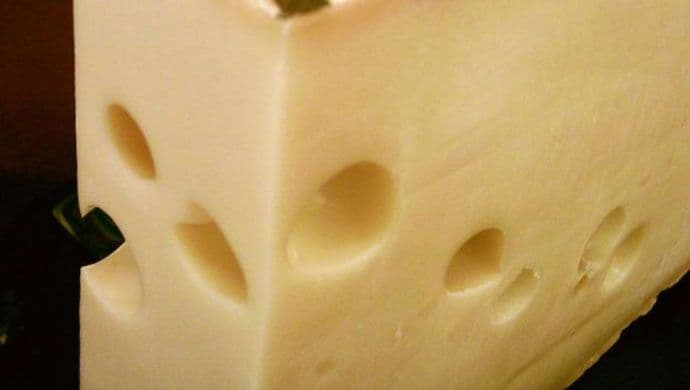 Evo zašto nastaju rupe u siru Evo zašto nastaju rupe u siru