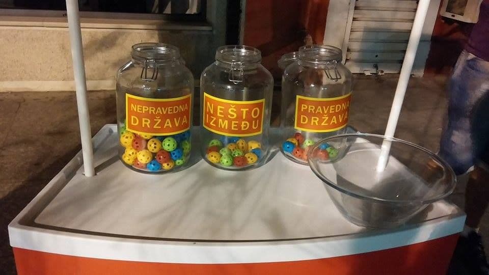 Performans Pravedne: Podijeljene knjige vrijedne 500 eura Performans Pravedne: Podijeljene knjige vrijedne 500 eura