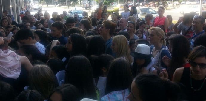 FOTO: Haos u centru Podgorice, stotine djece i roditelja čekaju audiciju za "Pinkove zvezdice" FOTO: Haos u centru Podgorice, stotine djece i roditelja čekaju audiciju za "Pinkove zvezdice"