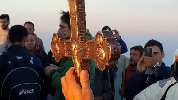 Krst Svetog Jovana Vladimira iznošen na vrh Rumije, litiju držao Jovan Plamenac Krst Svetog Jovana Vladimira iznošen na vrh Rumije, litiju držao Jovan Plamenac