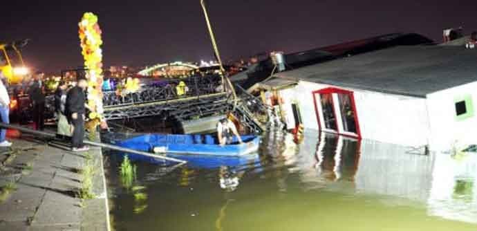Potonuo splav na Savi, evakuisano 100 ljudi Potonuo splav na Savi, evakuisano 100 ljudi