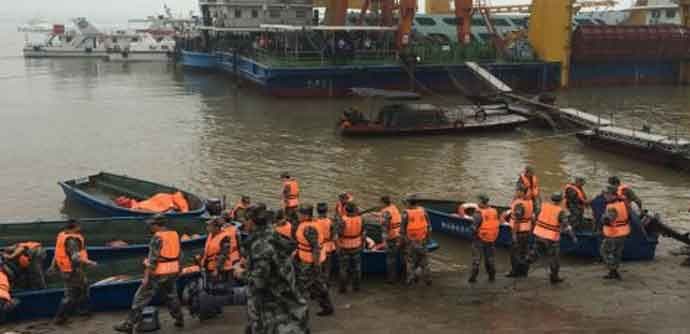 Brodolom u Kini, petoro poginulih, stotine nestalih (VIDEO) Brodolom u Kini, petoro poginulih, stotine nestalih (VIDEO)