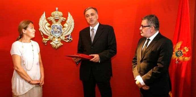 Vujanović posthumno odlikovao Đinđića ordenom Crnogorske velike zvijezde Vujanović posthumno odlikovao Đinđića ordenom Crnogorske velike zvijezde