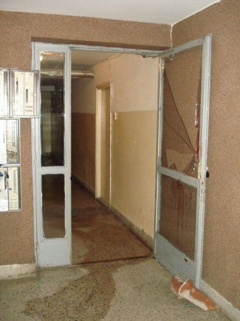 TRAGEDIJA: Dječak se isjekao na staklo u ulazu i iskrvario na smrt TRAGEDIJA: Dječak se isjekao na staklo u ulazu i iskrvario na smrt