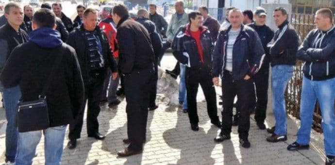 Radnici Boksita se okupili ispred zgrade Vlade Radnici Boksita se okupili ispred zgrade Vlade