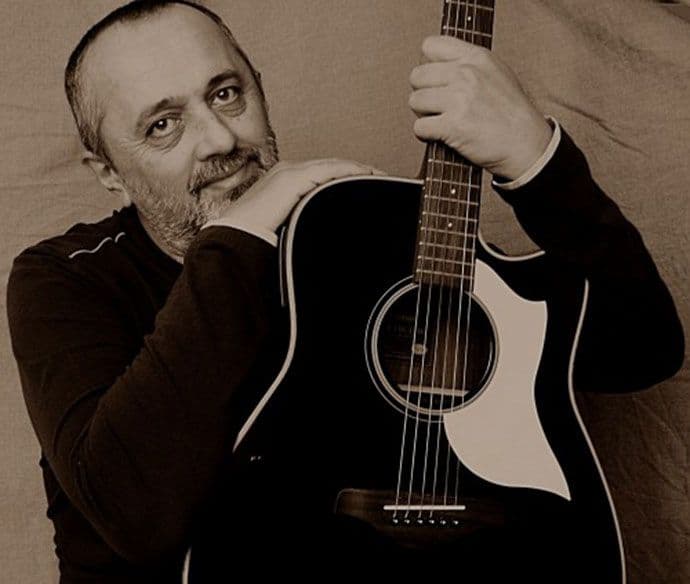 Preminuo kantautor Miki Vukićević Preminuo kantautor Miki Vukićević