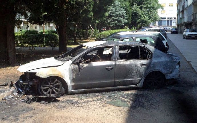 Policija istražuje ko je zapalio automobil Nikčevića Policija istražuje ko je zapalio automobil Nikčevića