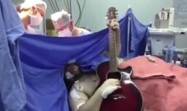 Svirao gitaru dok su mu hirurzi operisali mozak (VIDEO) Svirao gitaru dok su mu hirurzi operisali mozak (VIDEO)