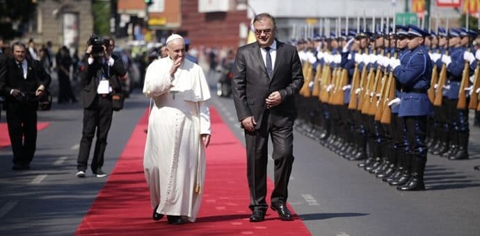 Papa Franjo u Sarajevu, 65.000 vjernika čeka ga za misu na Koševu Papa Franjo u Sarajevu, 65.000 vjernika čeka ga za misu na Koševu