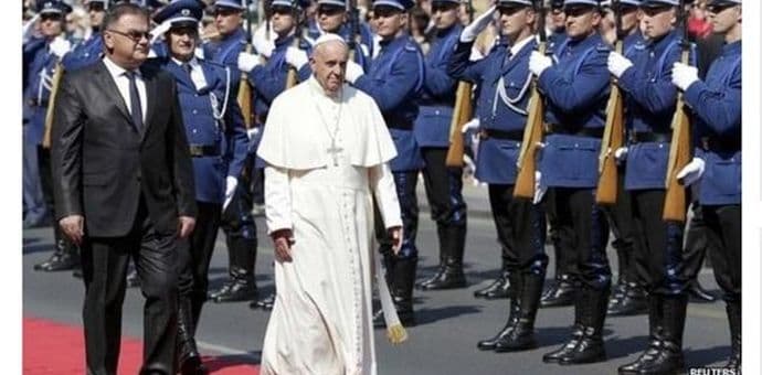 Papa Franjo donio poruku mira i suživota zemlji koja se suočila s ratom i vjerskom mržnjom Papa Franjo donio poruku mira i suživota zemlji koja se suočila s ratom i vjerskom mržnjom