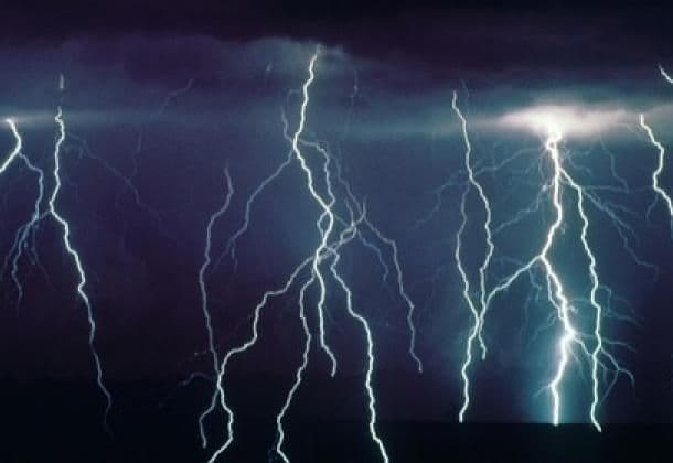 HAOS NA MUZIČKOM FESTIVALU: Grom udario u instalacije, više od 30 osoba povrijeđeno HAOS NA MUZIČKOM FESTIVALU: Grom udario u instalacije, više od 30 osoba povrijeđeno