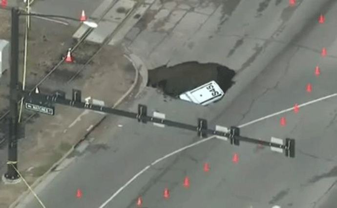 VIDEO: Rupa "progutala" policijski auto u Denveru VIDEO: Rupa "progutala" policijski auto u Denveru