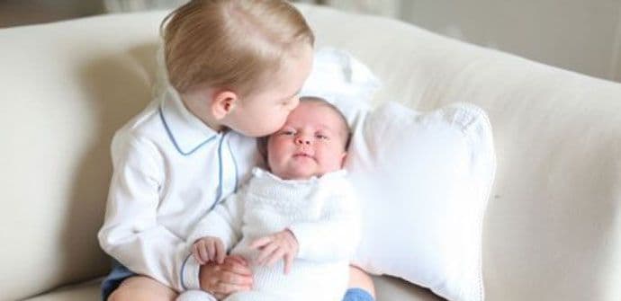Objavljene prve fotografije princa Džordža i princeze Šarlot Objavljene prve fotografije princa Džordža i princeze Šarlot