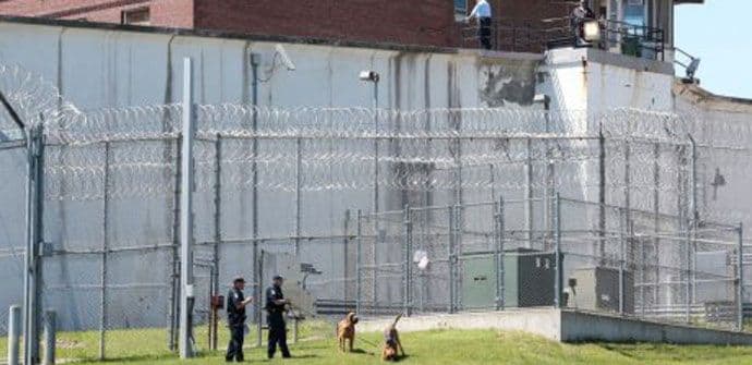 Kao u filmovima: Pobjegli iz zatvora iskopavši tunel, policiji ostavili poruku Kao u filmovima: Pobjegli iz zatvora iskopavši tunel, policiji ostavili poruku