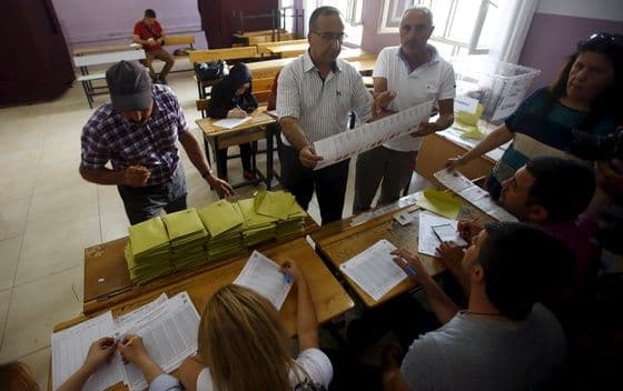 Erdoganova stranka vodi, ali gubi apsolutnu većinu Erdoganova stranka vodi, ali gubi apsolutnu većinu