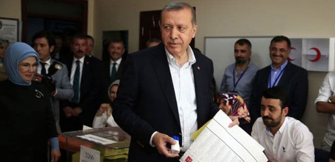 Erdogan izgubio većinu, ništa od ustavnih promjena Erdogan izgubio većinu, ništa od ustavnih promjena