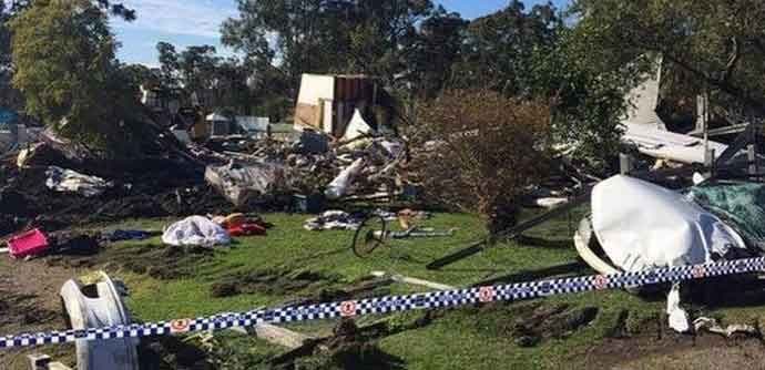 Ukradenim buldožerom udario u kuću i uništio četiri vozila Ukradenim buldožerom udario u kuću i uništio četiri vozila