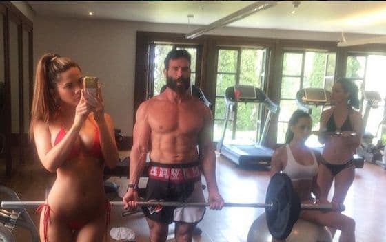 Den Bilzerijan pokazao sa kim se druži na Svetom Stefanu Den Bilzerijan pokazao sa kim se druži na Svetom Stefanu