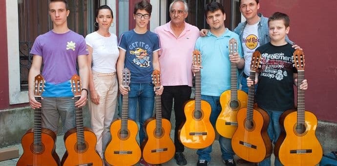 Hard Rock Cafe poklonio gitare Muzičkoj školi "Vasa Pavić" Hard Rock Cafe poklonio gitare Muzičkoj školi "Vasa Pavić"