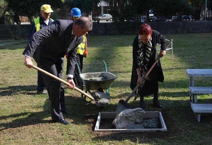Umjesto spomen obilježja barskim logorašima, kamen temeljac zarastao u travu Umjesto spomen obilježja barskim logorašima, kamen temeljac zarastao u travu