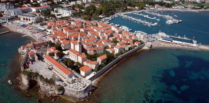 Budva: Pucao u djevojku, pa izvršio samoubistvo Budva: Pucao u djevojku, pa izvršio samoubistvo