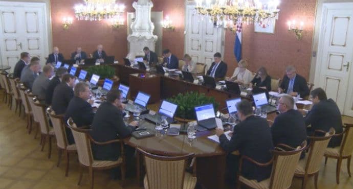 Hrvatska Vlada smanjuje zatezne kamate građanima i privredi  Hrvatska Vlada smanjuje zatezne kamate građanima i privredi