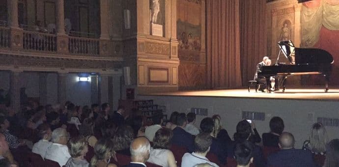 FOTO: Izuzetan koncert Martinovića u Rimu, ovacije i za gosta Karadaglića FOTO: Izuzetan koncert Martinovića u Rimu, ovacije i za gosta Karadaglića