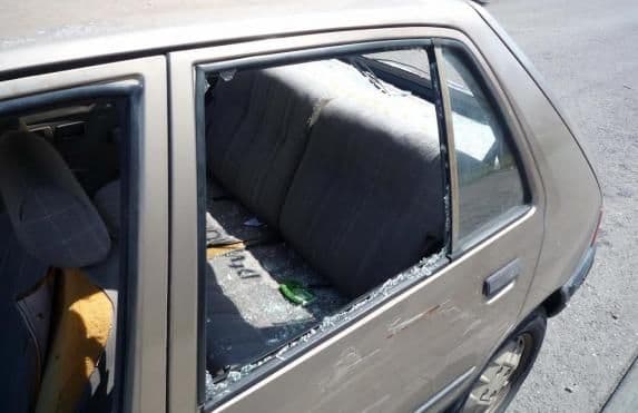 Demolirano vozilo dopisnice Dnevnih novina iz Bara Demolirano vozilo dopisnice Dnevnih novina iz Bara