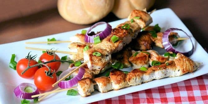 Marinirani pileći ražnjići Marinirani pileći ražnjići