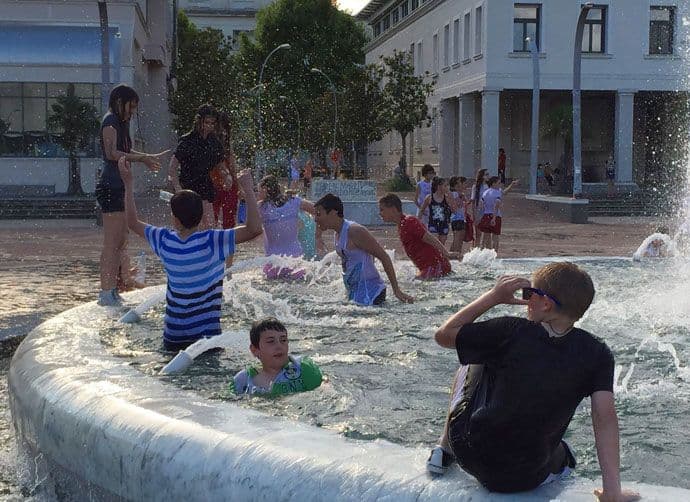 FOTO: Kupanje u fontani za kraj školske godine  FOTO: Kupanje u fontani za kraj školske godine