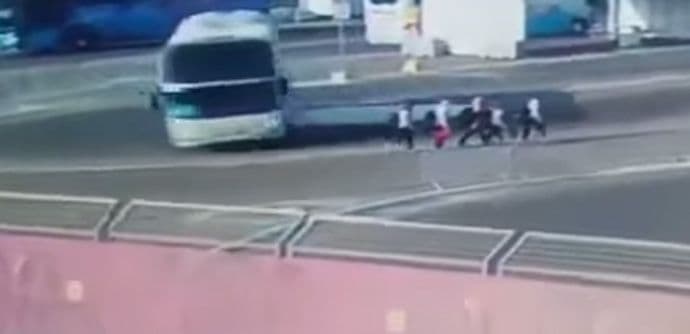 U Bakuu autobus pregazio plivačice, jedna u komi U Bakuu autobus pregazio plivačice, jedna u komi