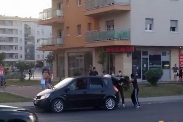 SKRIVENA KAMERA: "Kidnapovan" Đuro Franeta u Podgorici (VIDEO) SKRIVENA KAMERA: "Kidnapovan" Đuro Franeta u Podgorici (VIDEO)