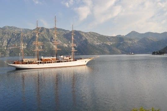 "SEA CLOUD": Najveći jedrenjak uplovio u Boku "SEA CLOUD": Najveći jedrenjak uplovio u Boku