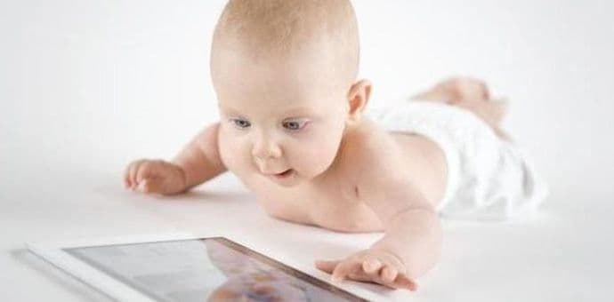 Naučnici tvrde da bebe uče brže uz tablete i kompjutere Naučnici tvrde da bebe uče brže uz tablete i kompjutere