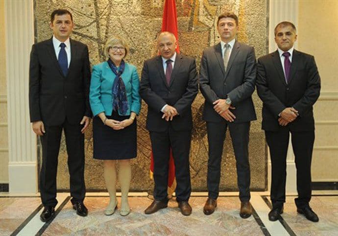 Vlada posvećena razvoju informacionog društva Vlada posvećena razvoju informacionog društva