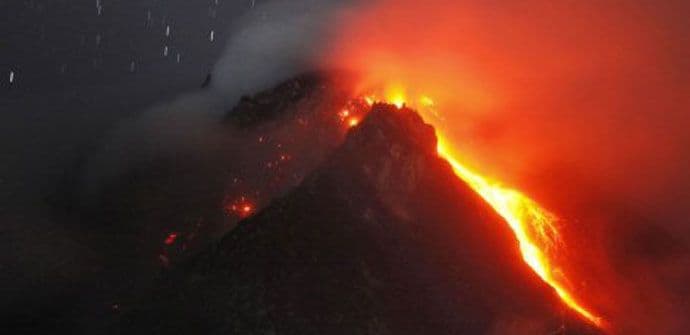 Erupcija vulkana prekrila Sumantru pepelom i otrovnim dimom (FOTO) Erupcija vulkana prekrila Sumantru pepelom i otrovnim dimom (FOTO)