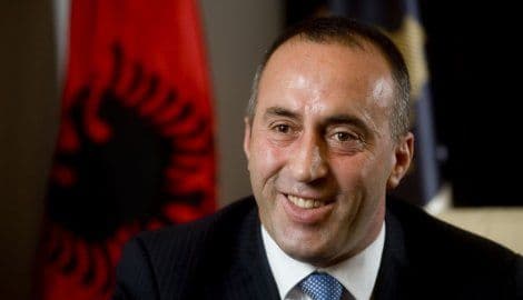 Pristalice Haradinaja ispred ambasade Slovenije u Prištini Pristalice Haradinaja ispred ambasade Slovenije u Prištini